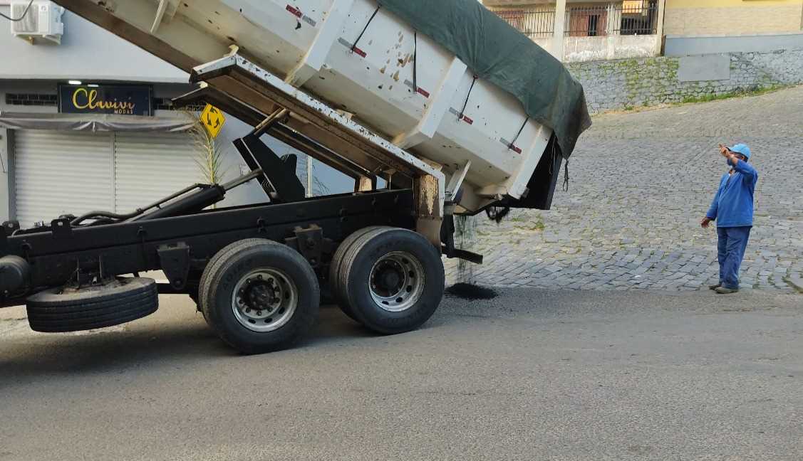 Camacã: Prefeito acompanha recapeamento asfáltico no centro da cidade